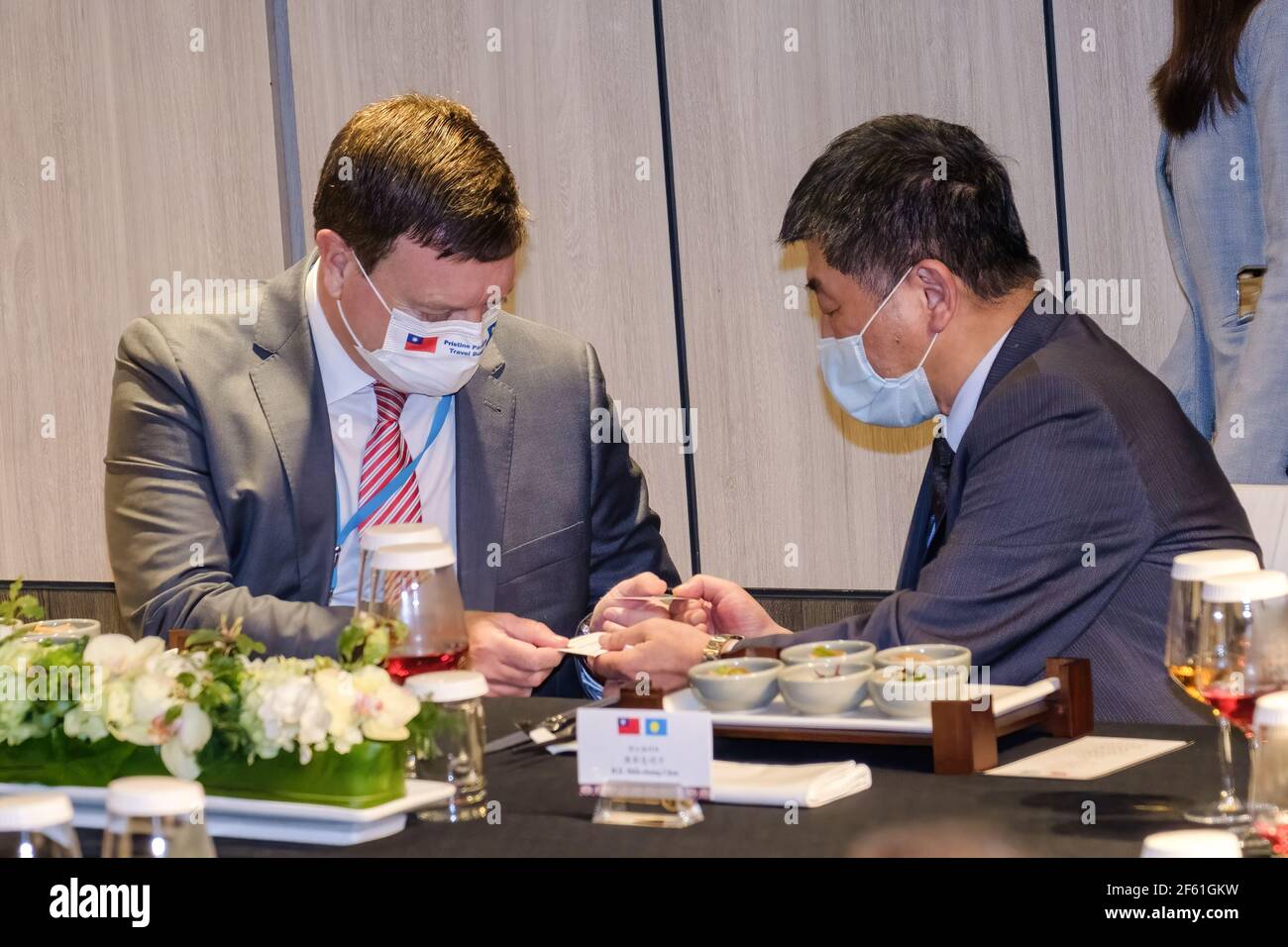 Taipei, Taïwan. 29 mars 2021. Chen Shih-chung, ministre taiwanais de la Santé et du bien-être social (R), Et l'ambassadeur américain aux Palaos John Hennessey-Niland (L) assistent à un dîner après une conférence de presse tenue par le ministère taïwanais des Affaires étrangères (MOFA) Taipei.le président des Palaos se trouve à Taïwan pour une visite de cinq jours du 28 mars au 01 avril afin de lancer une « bulle de voyage », Permet de voyager entre Taïwan et Palau avec moins de restrictions COVID-19. (Photo de Walid Berrazeg/SOPA Images/Sipa USA) crédit: SIPA USA/Alay Live News Banque D'Images