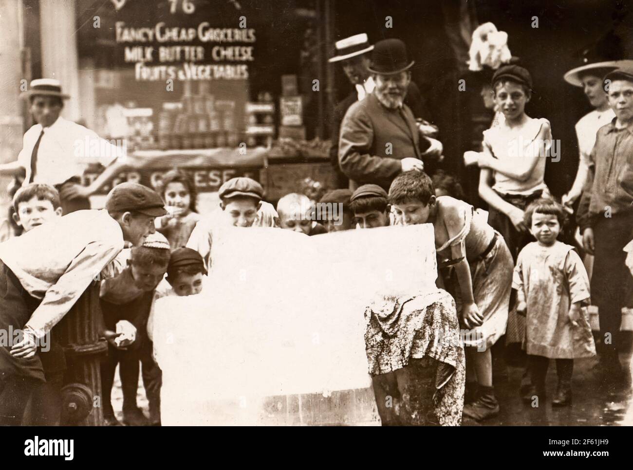 Lécher des blocs de glace le jour chaud, 1912 Banque D'Images