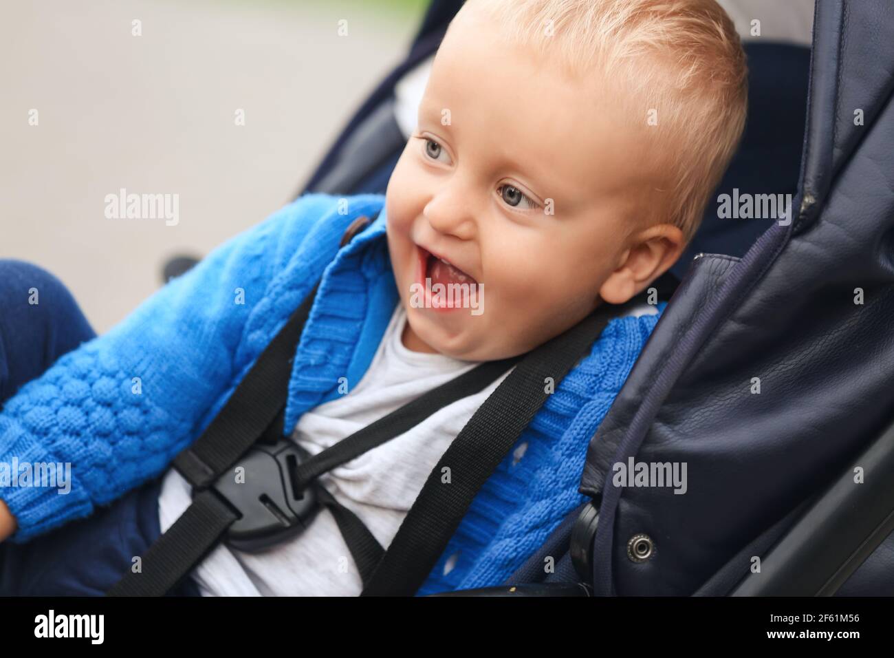 Mignon Bebe Drole Dans Poussette A L Exterieur Photo Stock Alamy