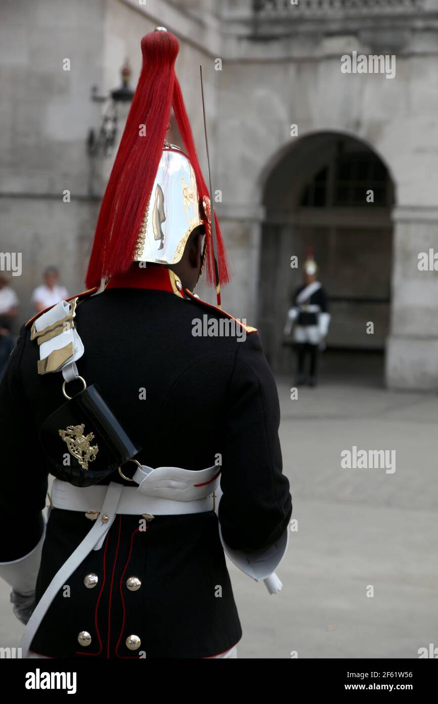 21 avril 2011. Londres, Angleterre. Un membre du Queen's Guard, du Blues and Royals Regiment de la cavalerie de la maison se dresse au Horse Guards Arch. Banque D'Images