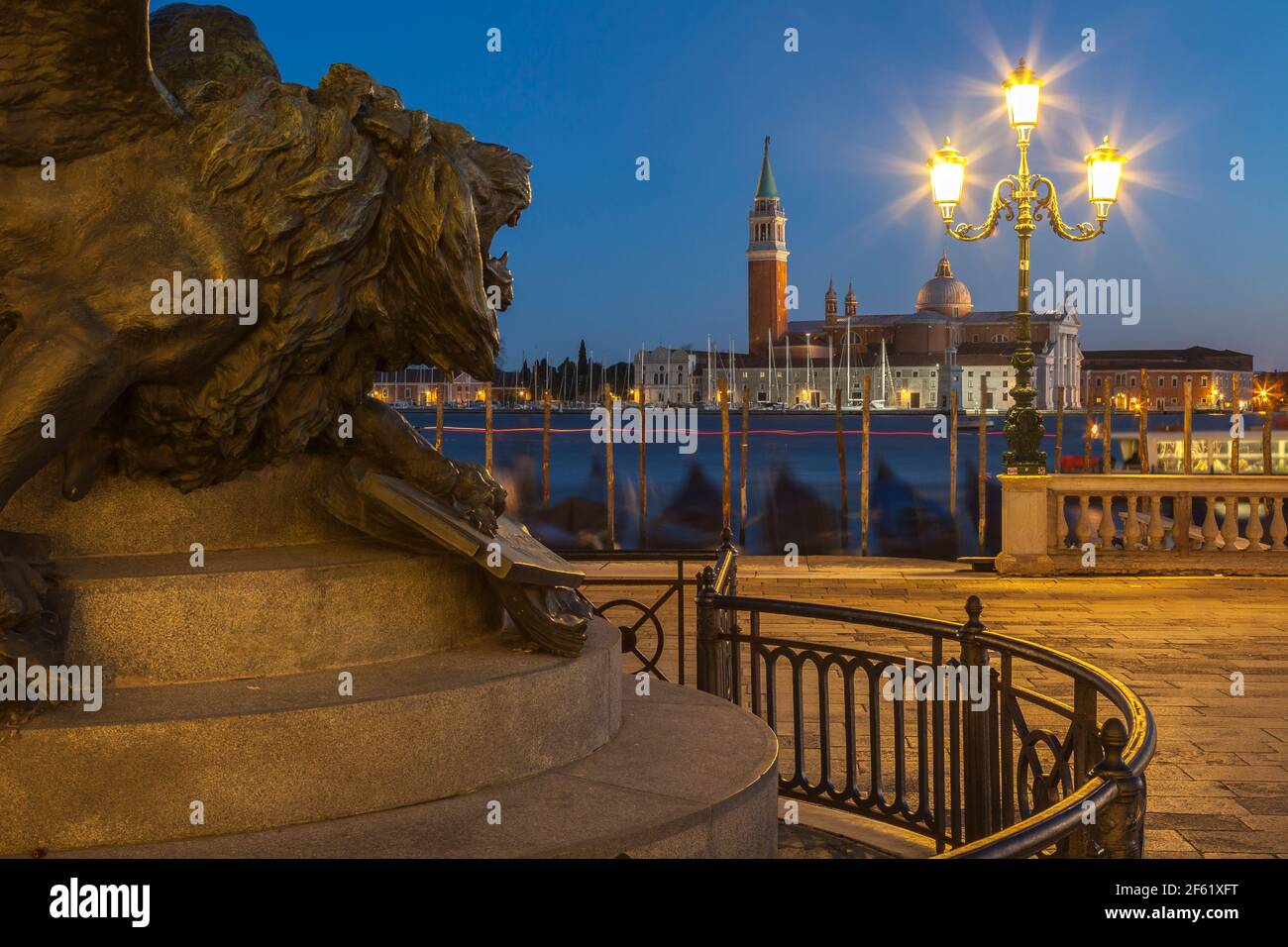 Lion vénitien de bronze surplombant San Giorgio Maggiore et Bacino San Marco sur la statue de Victor Emmanuel II, Castello, Venise, Italie, la nuit Banque D'Images