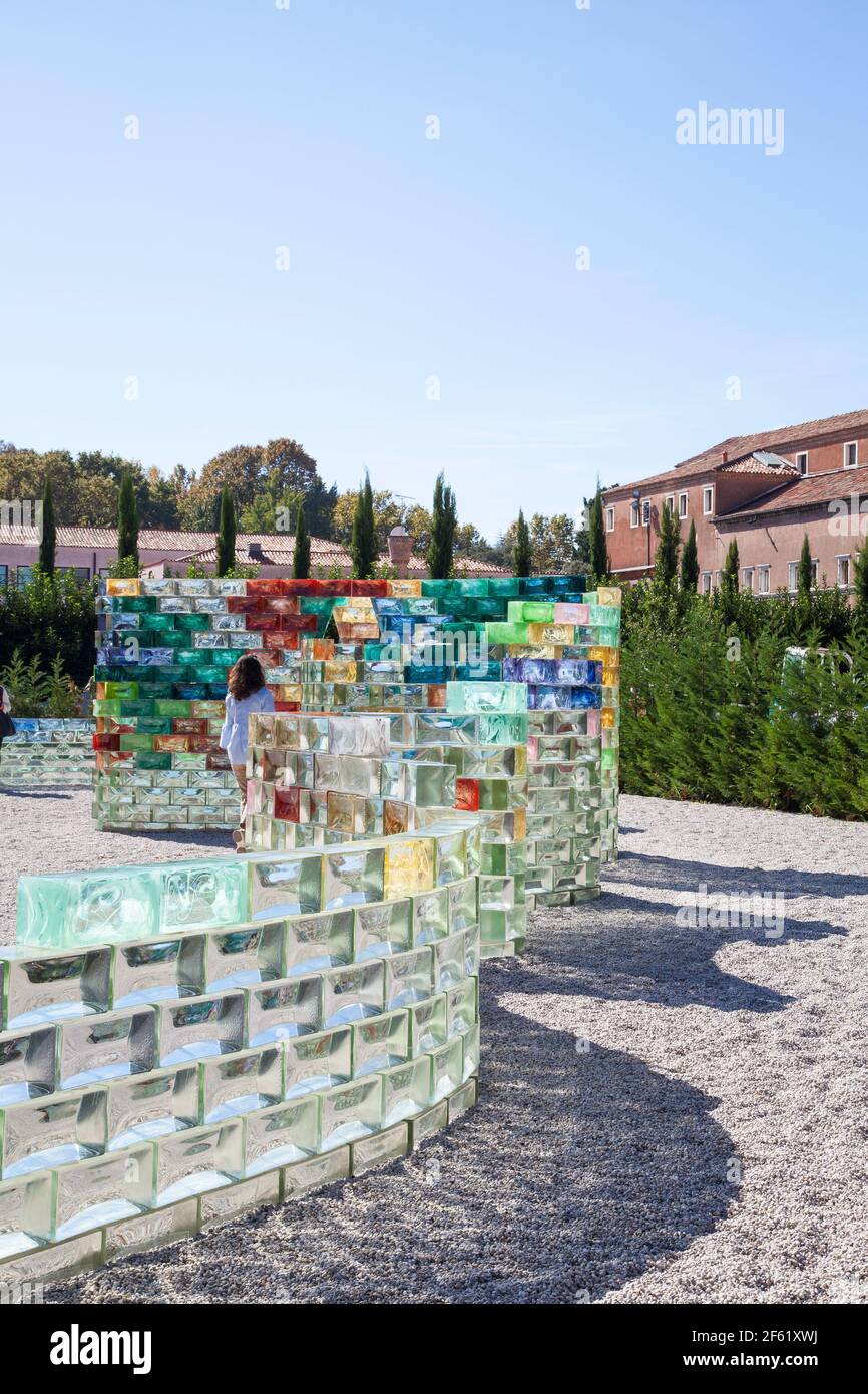 Femme visiteur étudiant l'exposition de verre Qwalala par PAE White sur l'île de San Giorgio Maggiore à Venise pendant la Biennale d'Art 2017. Qwalala est un Banque D'Images