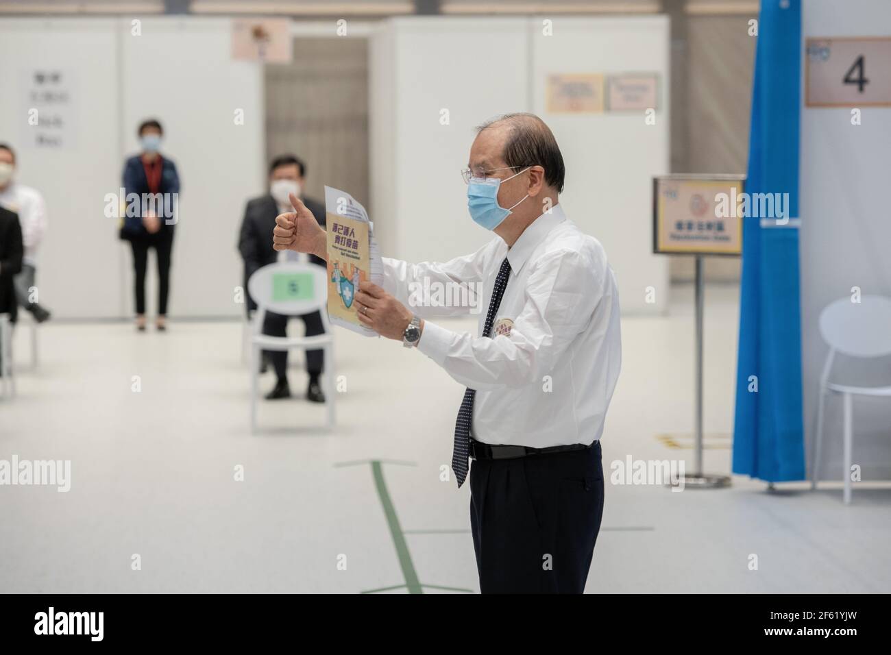 Hong Kong, Chine. 22 mars 2021. Matthew Cheung, secrétaire en chef de Hong Kong, présente son certificat de vaccination après avoir reçu sa deuxième dose de Coronavac au bâtiment du gouvernement de Hong Kong. Carrie Lam, chef de la direction de Hong Kong, et d'autres membres du gouvernement reçoivent leurs deuxièmes doses du vaccin Covid-19 de Sinovac Biotech Ltd. Dans les bureaux du gouvernement central de Hong Kong, en Chine Credit: SOPA Images Limited/Alay Live News Banque D'Images