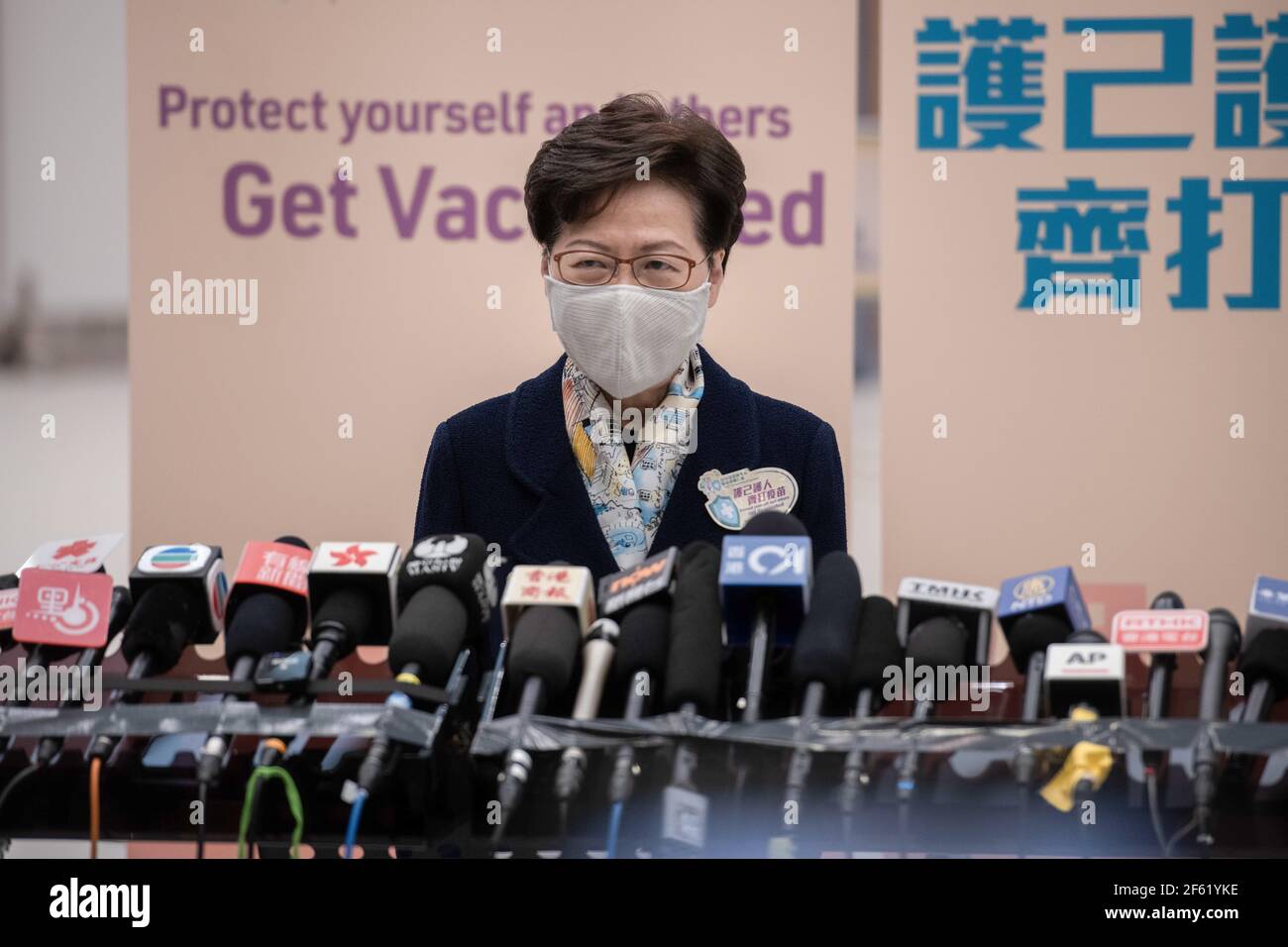 Hong Kong, Chine. 22 mars 2021. Carrie Lam Cheng Yuet-ngo, chef de la direction de Hong Kong, parle à la presse après avoir reçu sa deuxième dose de Coronavac dans le bâtiment du bureau du gouvernement de Hong Kong. Carrie Lam, chef de la direction de Hong Kong, et d'autres membres du gouvernement reçoivent leurs deuxièmes doses du vaccin Covid-19 de Sinovac Biotech Ltd. Dans les bureaux du gouvernement central de Hong Kong, en Chine Credit: SOPA Images Limited/Alay Live News Banque D'Images