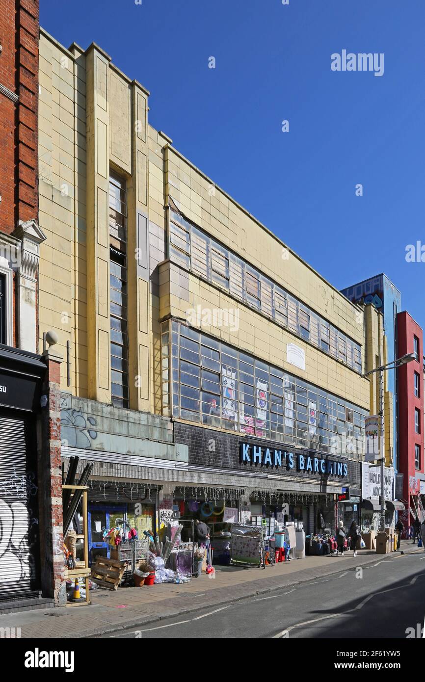Khan's Bargains, le célèbre magasin général de Peckham Rye, Londres, Royaume-Uni. Derrière la façade Art déco du magasin Holdron d'origine. Banque D'Images