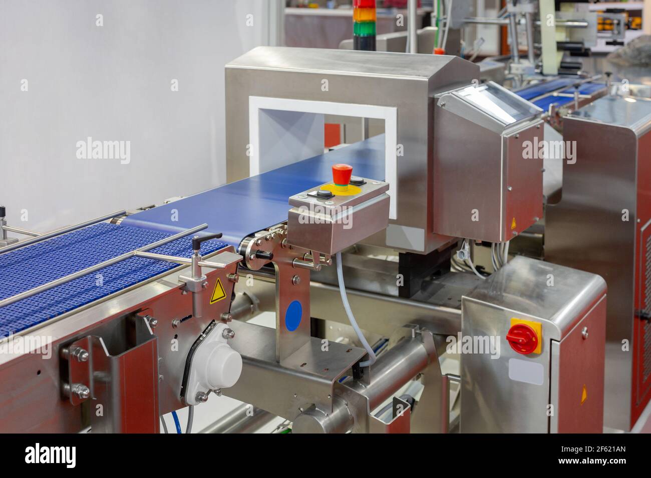 Chaîne de production alimentaire tapis convoyeur à détecteur de métaux  Photo Stock - Alamy