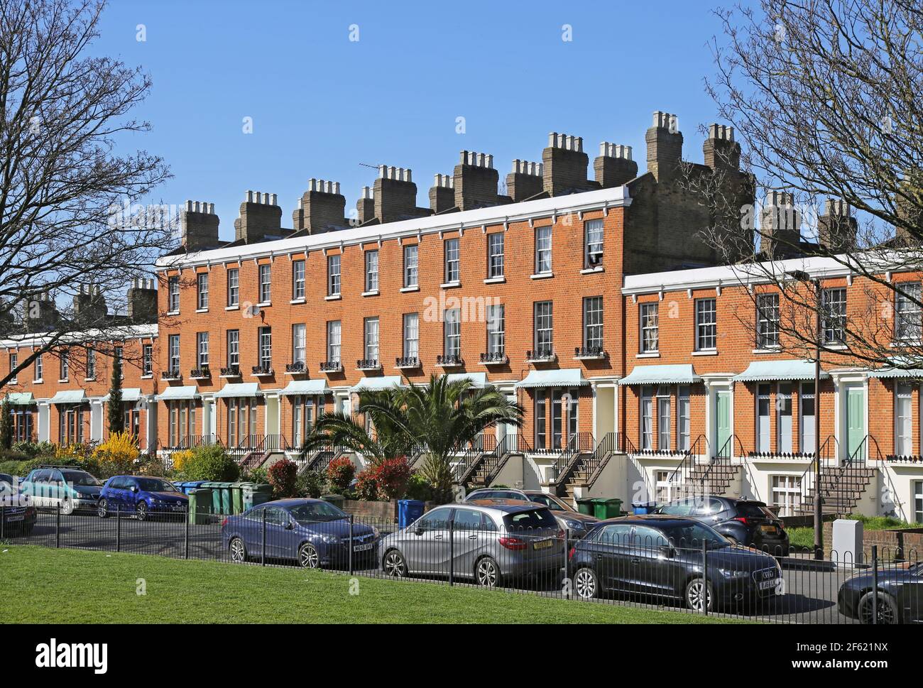 Clifton Crescent, Peckham, Londres, Royaume-Uni. Une célèbre rangée de maisons en terrasse victorienne de l'époque Regency. Menacé de démolition dans les années 1970 - maintenant inscrit. Banque D'Images