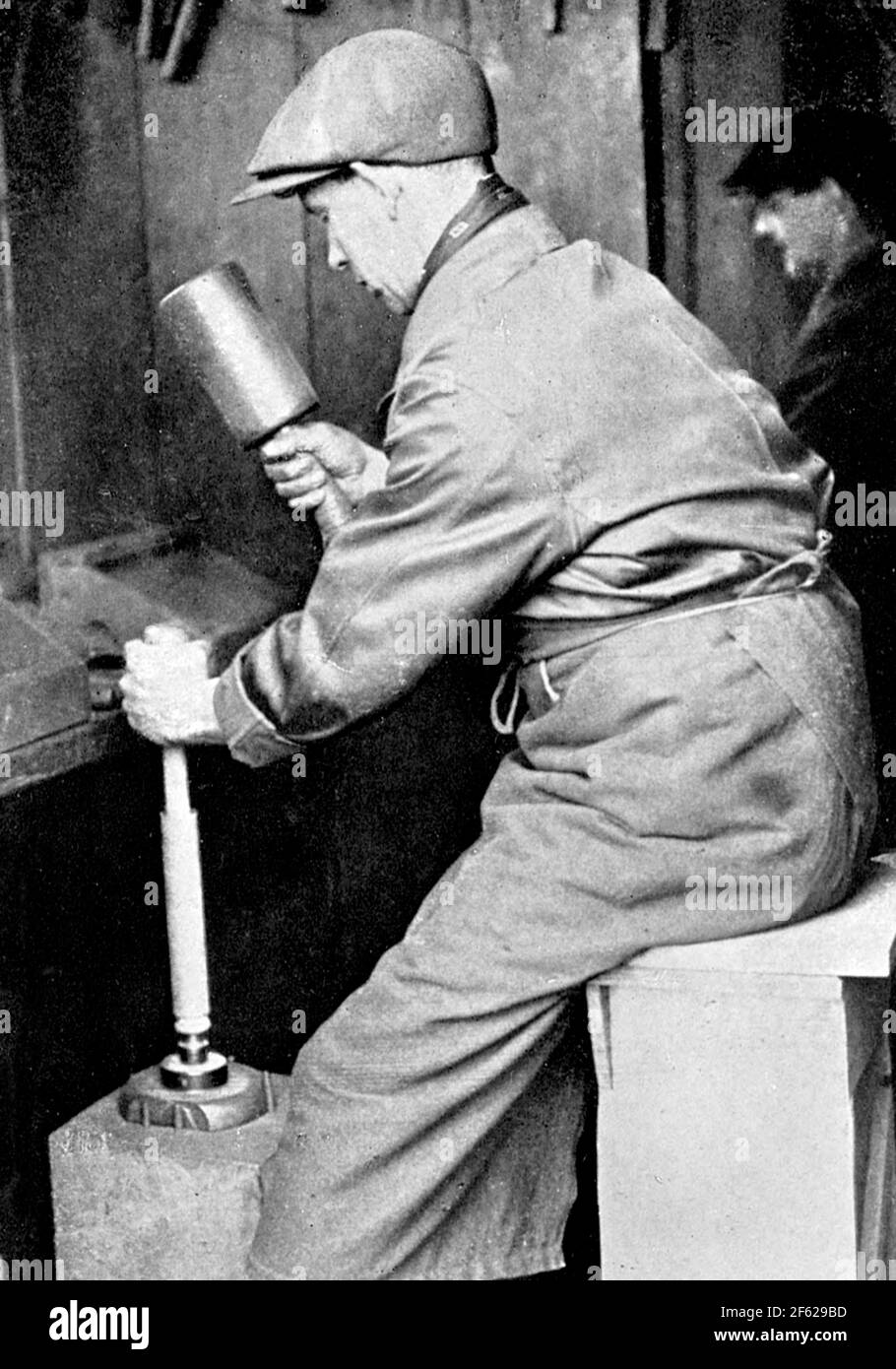 Fireworks Factory, Rocket Charging, 20e siècle Banque D'Images