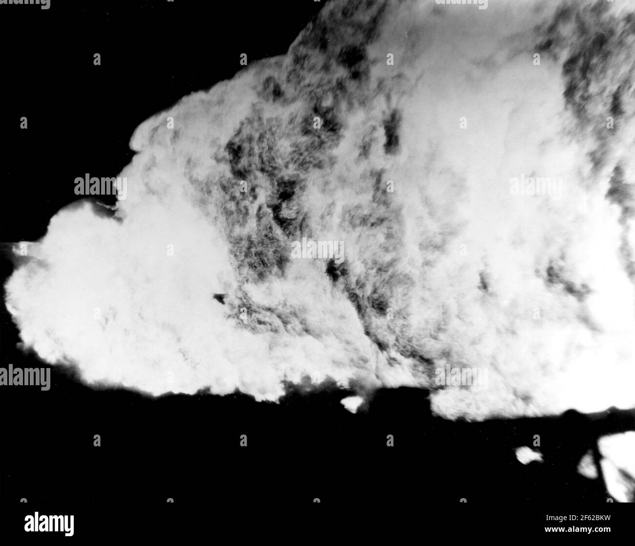 Deuxième Guerre mondiale, Burning Kamikaze plane, 1945 Banque D'Images