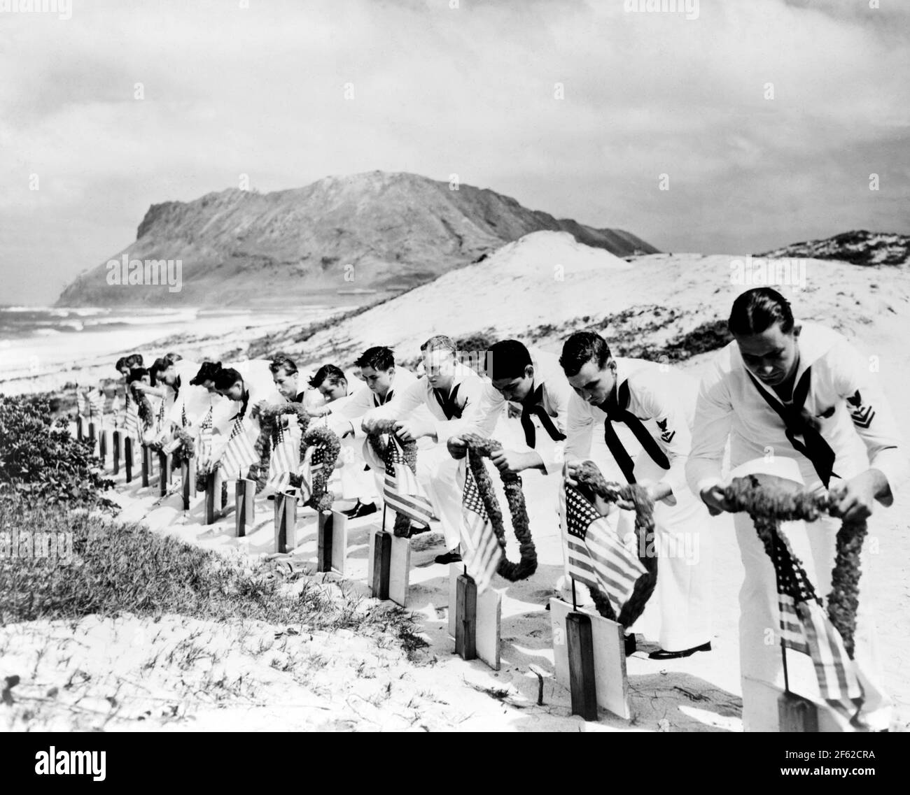 Les marins décorent les tombes de Pearl Harbor, 1941 Banque D'Images