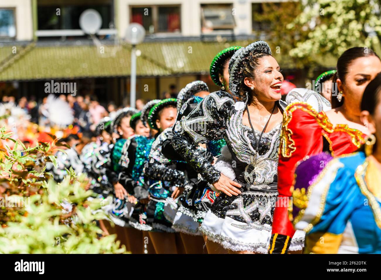 HAMMARKULLEN, SUÈDE - 25 MAI 2019 : face d'une belle reine de carnaval dans le carnaval annuel à Hammarkullen, Suède Banque D'Images