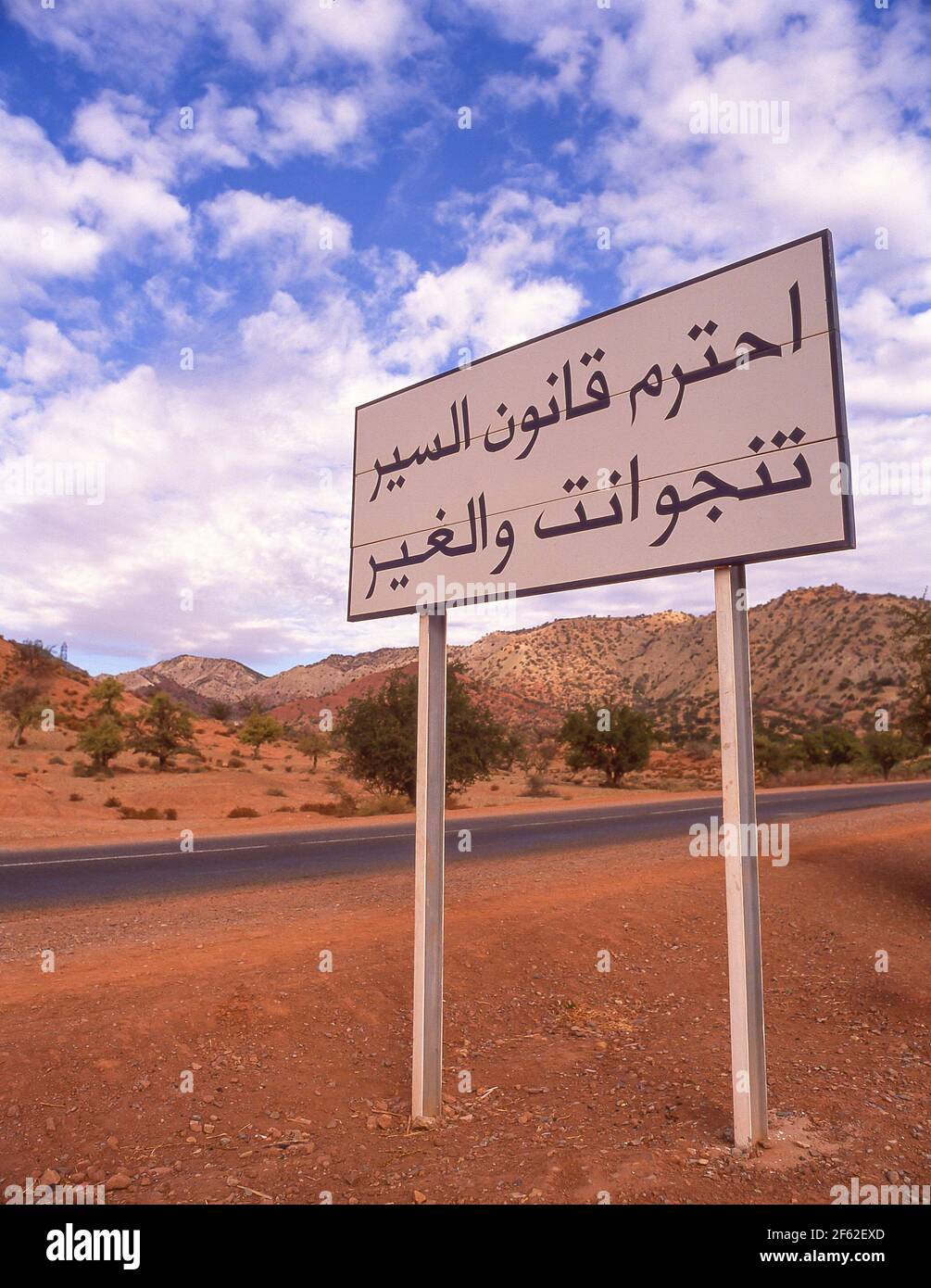 Signalisation routière en arabe, montagnes anti-Atlas, montagnes Atlas, région de sous-Massa, Royaume du Maroc Banque D'Images