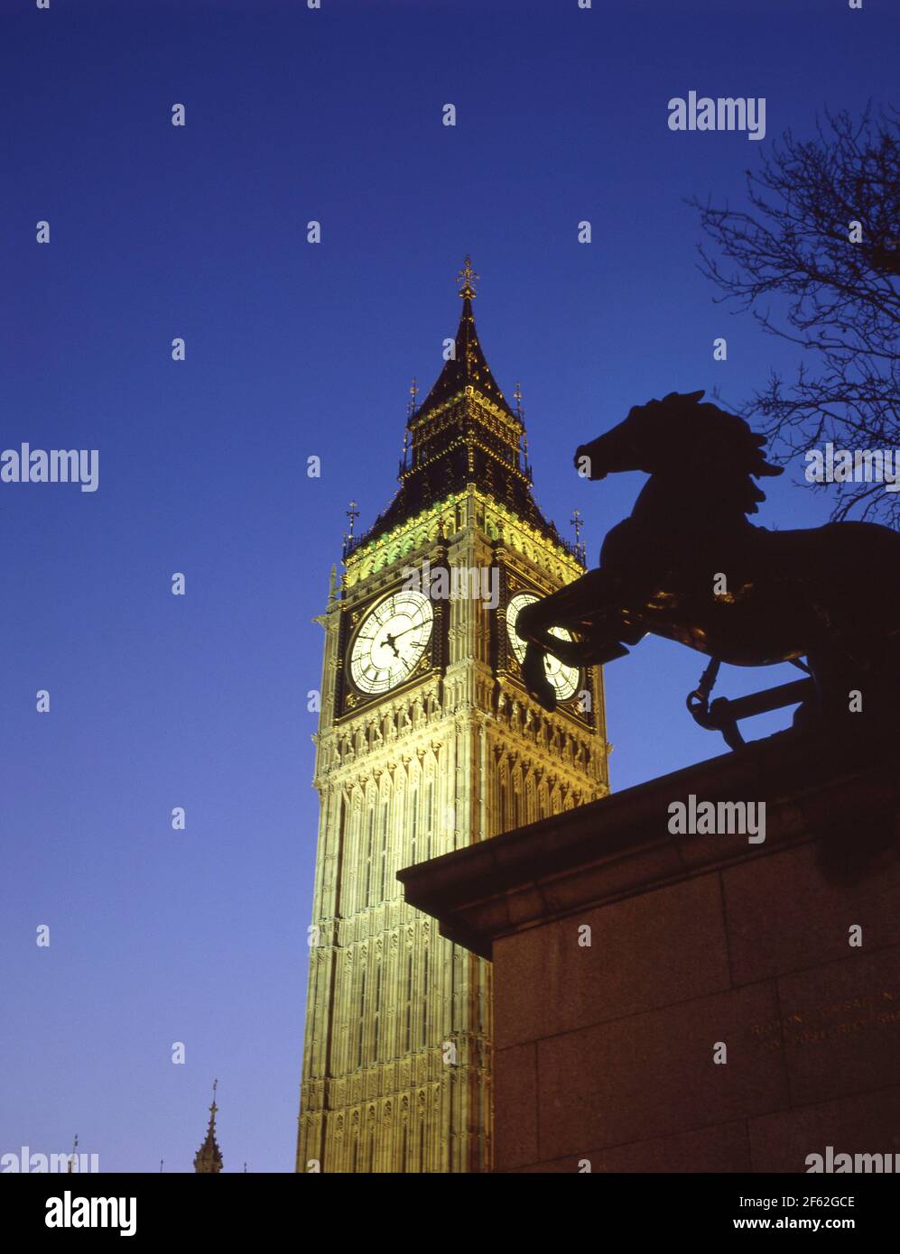 Tour de l'horloge de Big Ben et statue de Boudicca au crépuscule depuis le pont de Westminster, Cité de Westminster, Grand Londres, Angleterre, Royaume-Uni Banque D'Images