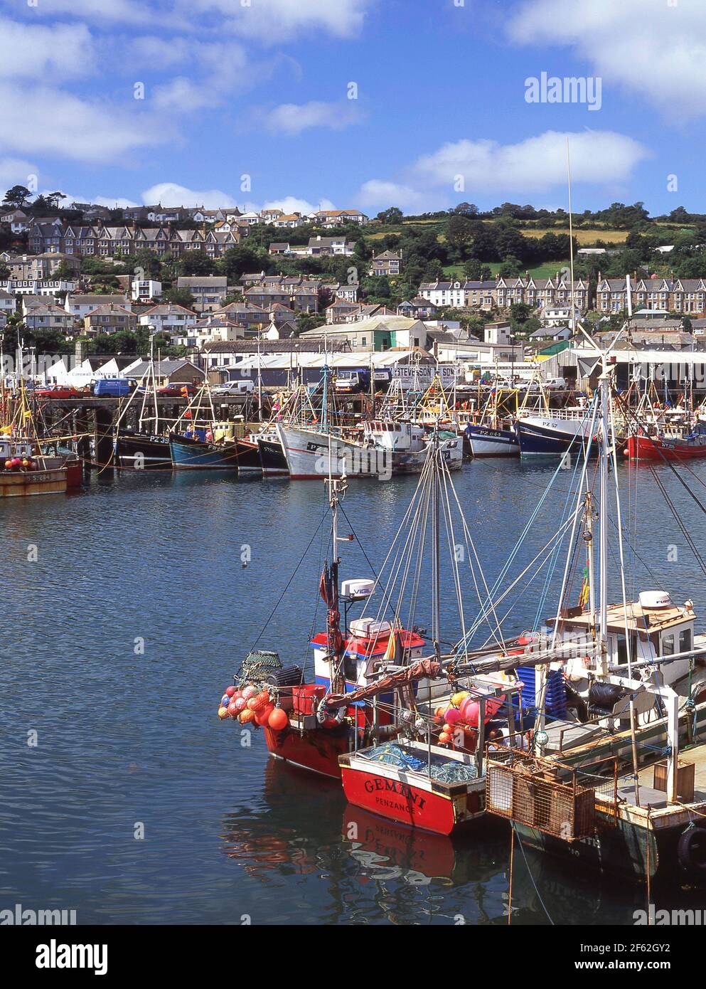 Bateaux de pêche dans le port de Newlyn, Newlyn, Cornwall, Angleterre, Royaume-Uni Banque D'Images