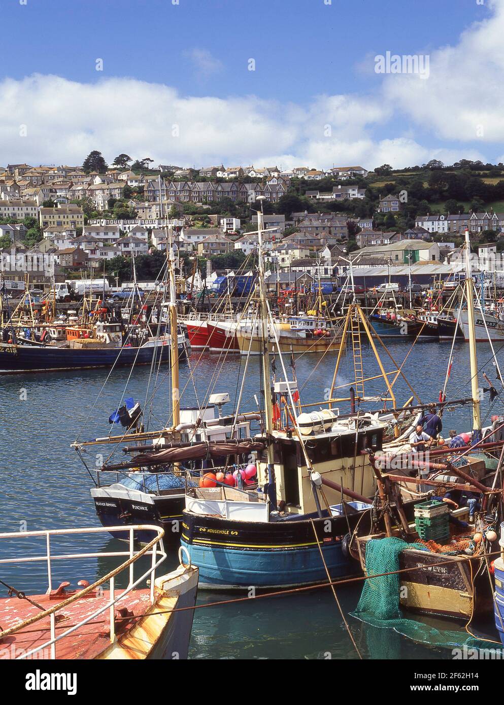 Bateaux de pêche dans le port de Newlyn, Newlyn, Cornwall, Angleterre, Royaume-Uni Banque D'Images