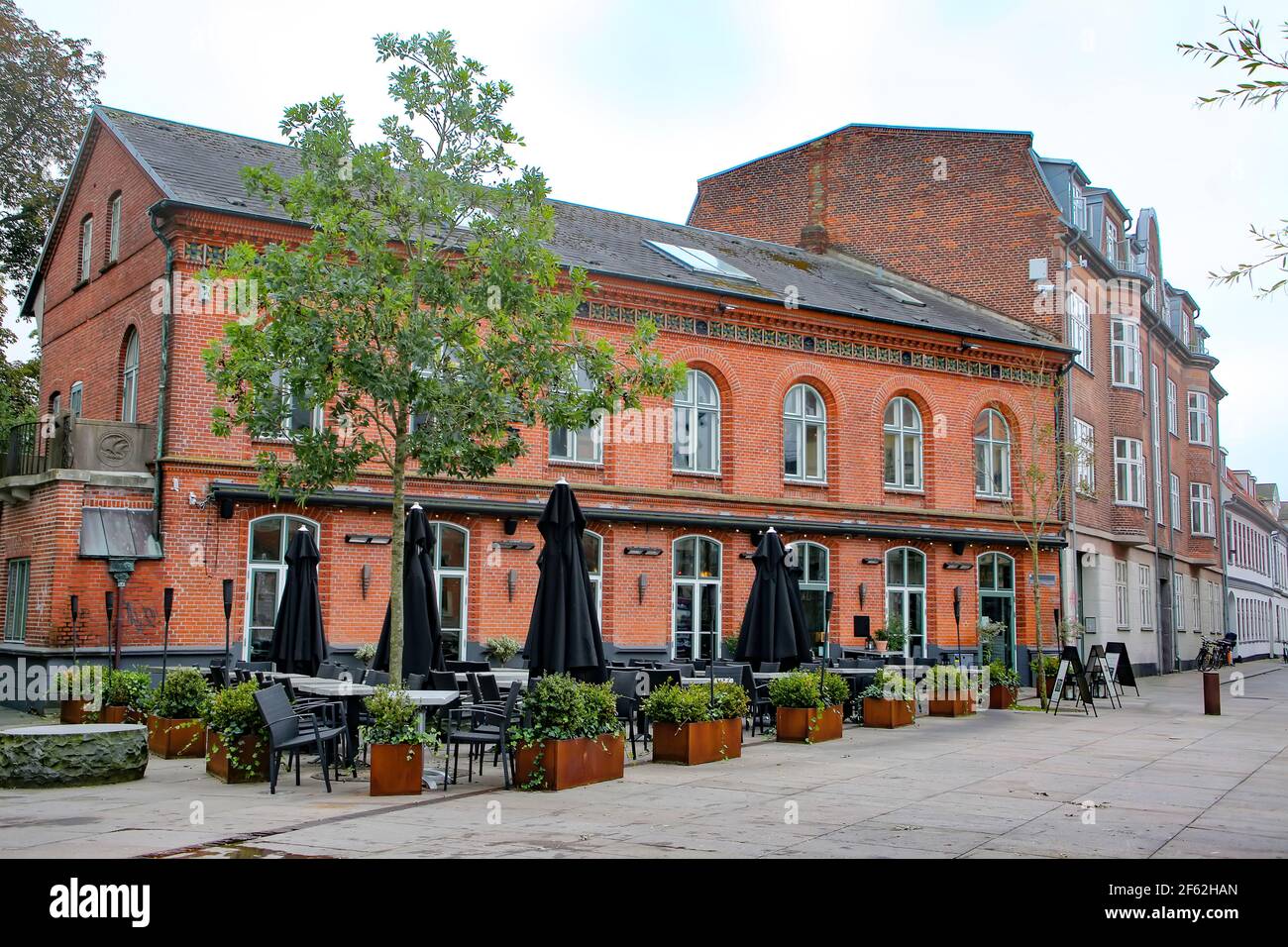 Des bâtiments historiques comprenant des boutiques, des bars et des restaurants entourant la place Toldbod Plads, située au cœur d'Aalborg, près du front de mer Banque D'Images