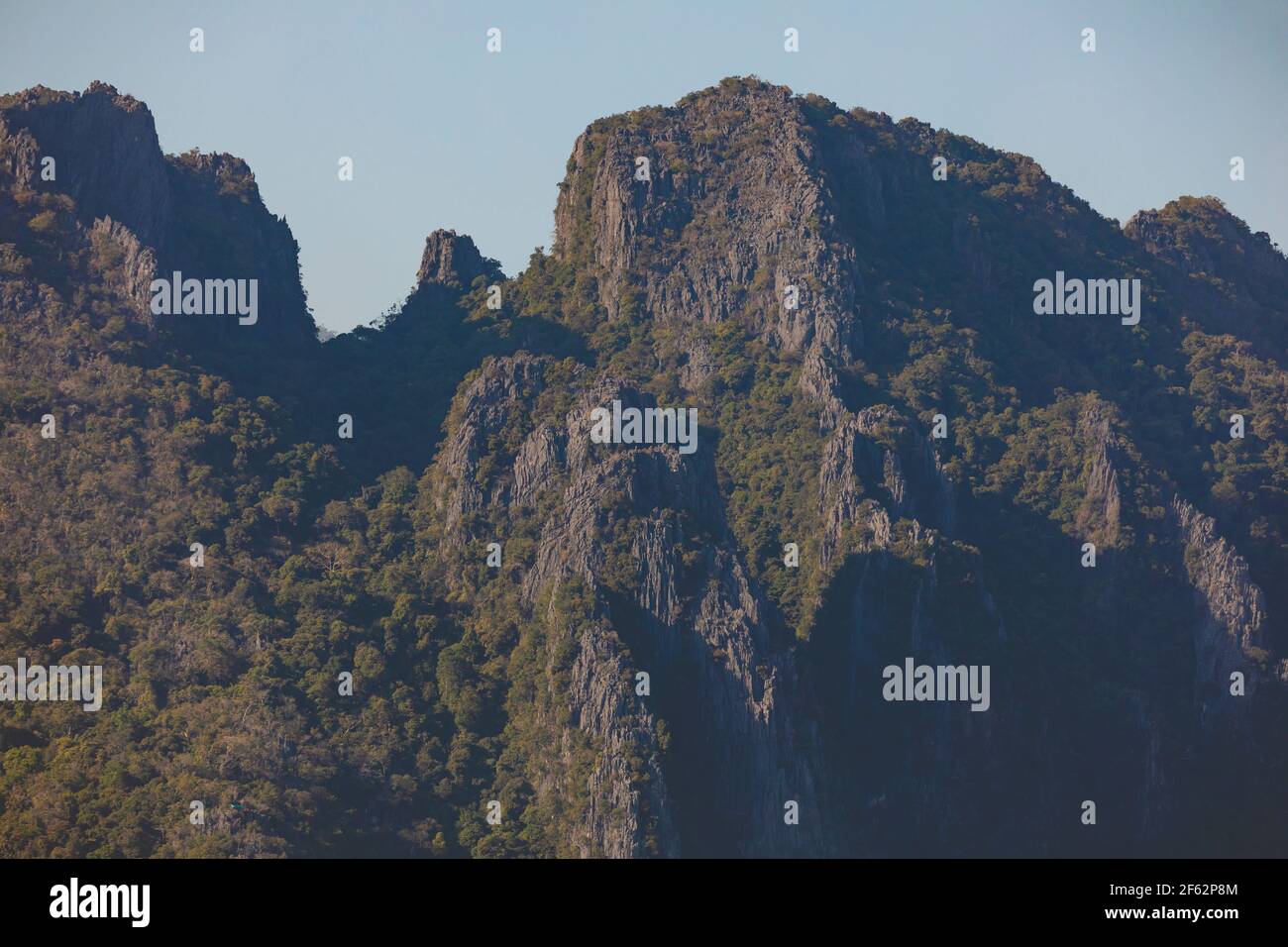 Photographie de paysage des montagnes karstiques et de leurs silhouettes, de la ville de Vang Vieng, Laos, couvertes de forêts formées par le vert tropical luxuriant Banque D'Images