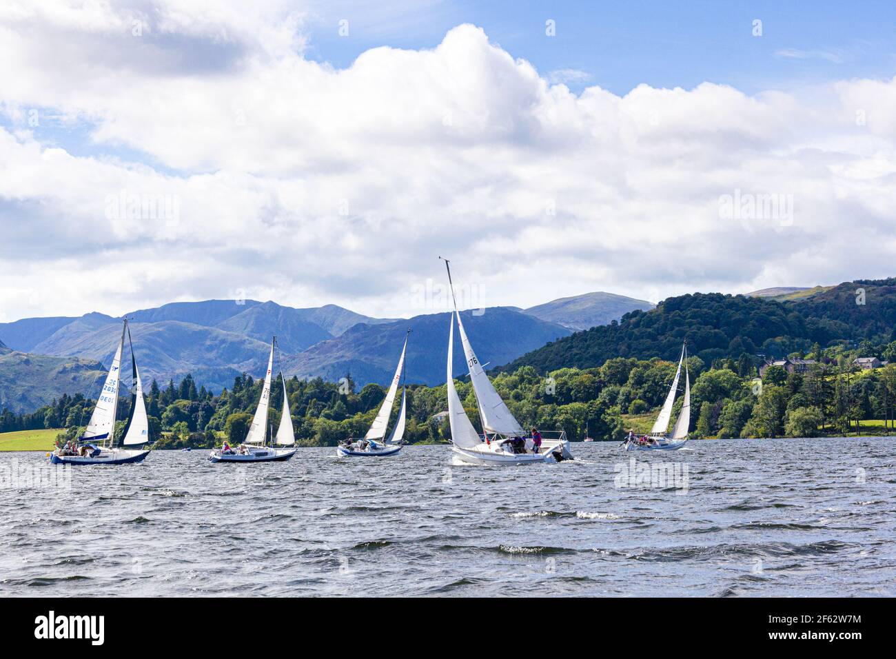 The English Lake District - voile sur Ullswater par un jour de détente, Cumbria UK Banque D'Images