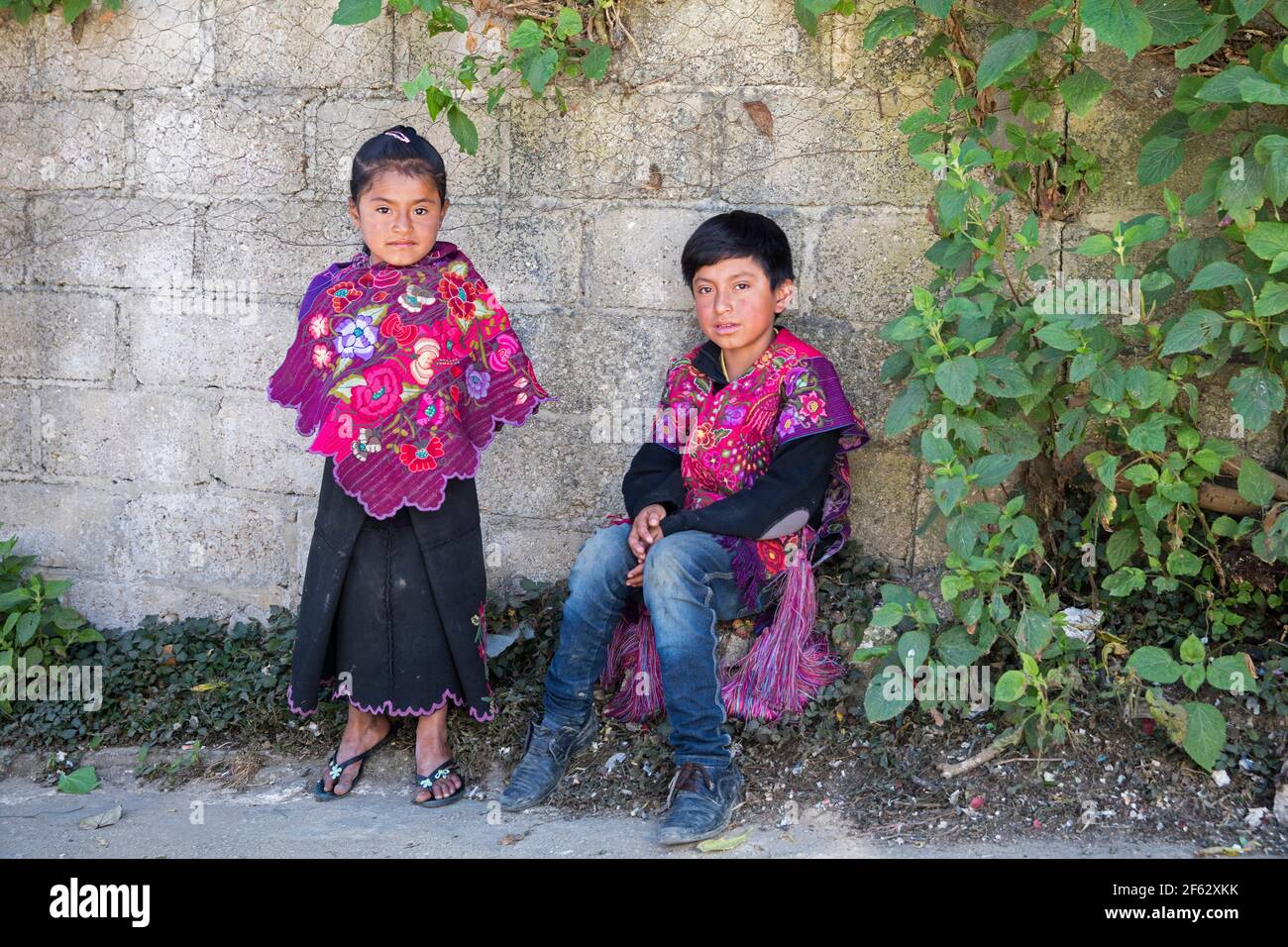 Tzotzil enfants, garçon et fille avec des vêtements traditionnels posant dans la ville de San Lorenzo Zinacantán, Chiapas, au sud du Mexique Banque D'Images