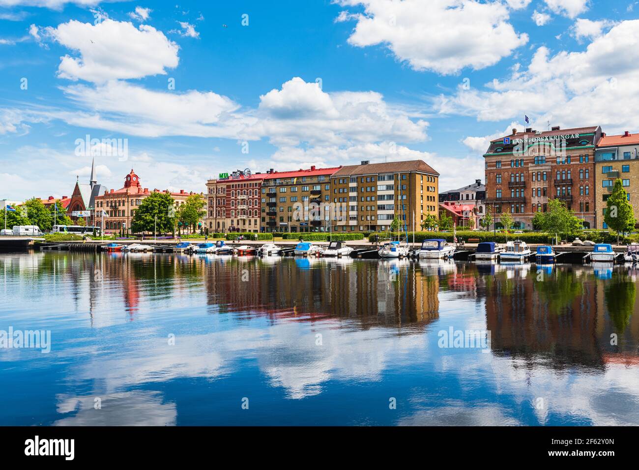 Bâtiments de la ville de Halmstad en face de la rivière STILL, Suède Banque D'Images