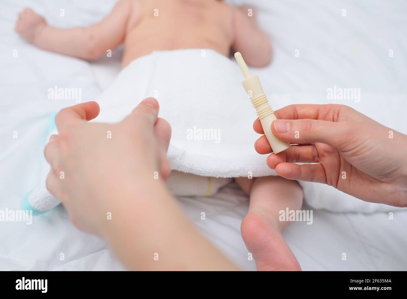 Gros Plan Un Bebe Passant De Gaz Dans Les Mains D Une Mere Contre Le Fond D Un Bebe Photo Stock Alamy Gros Plan Un Bebe Passant De Gaz Dans Les Mains D Une Mere Contre Le Fond D Un Bebe Photo Stock Alamy
