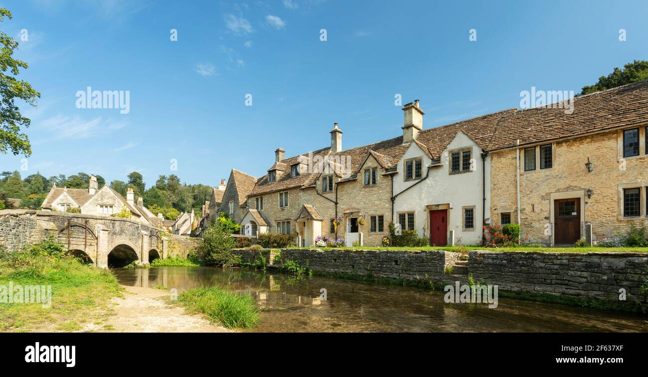 Château Combe village avec la rivière Bybrook en premier plan, Cotswolds, Wiltshire, Angleterre, Royaume-Uni, Europe Banque D'Images