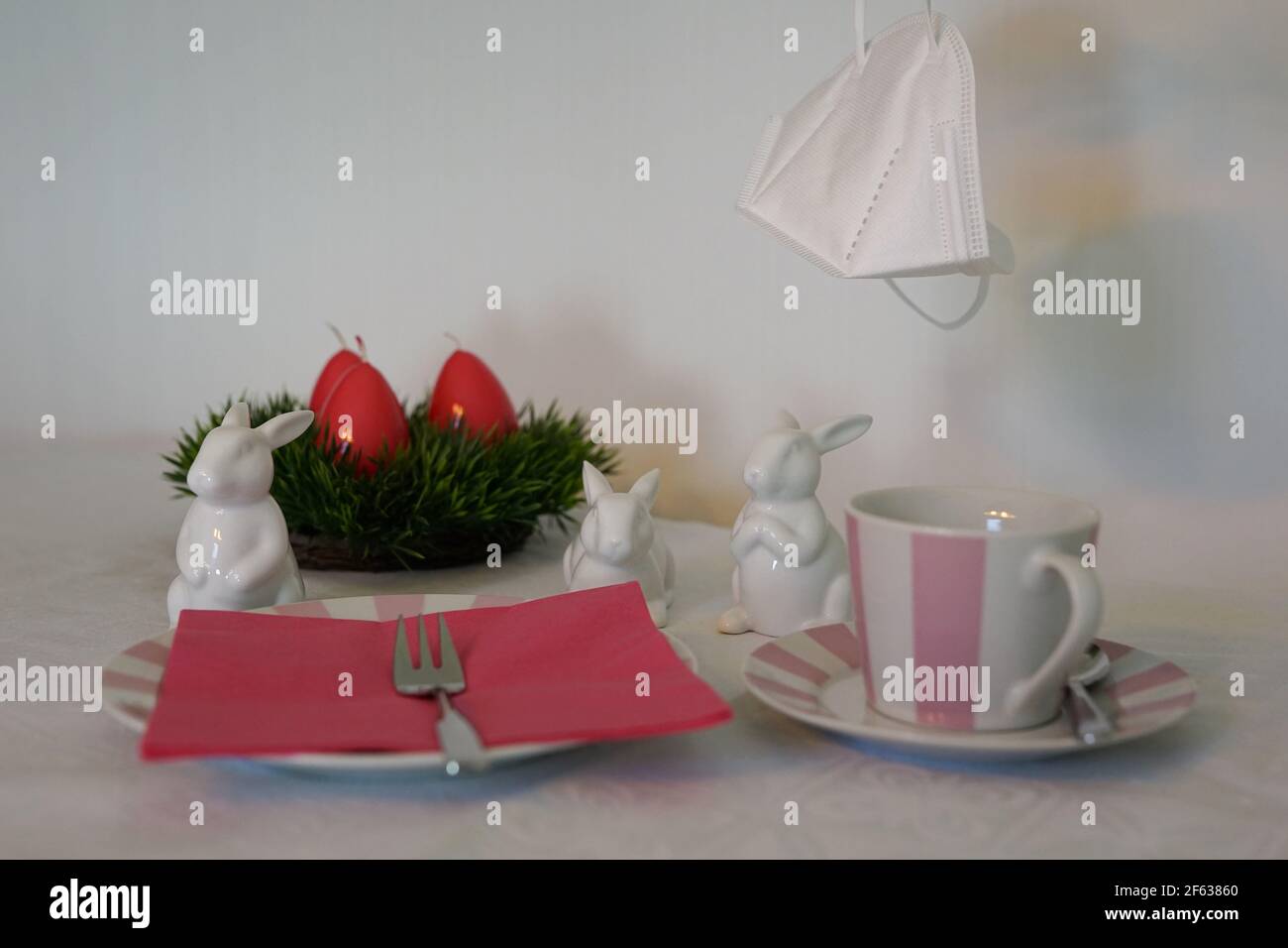 Table de café de Pâques scène avec masque de visage dans la branche - avant Banque D'Images