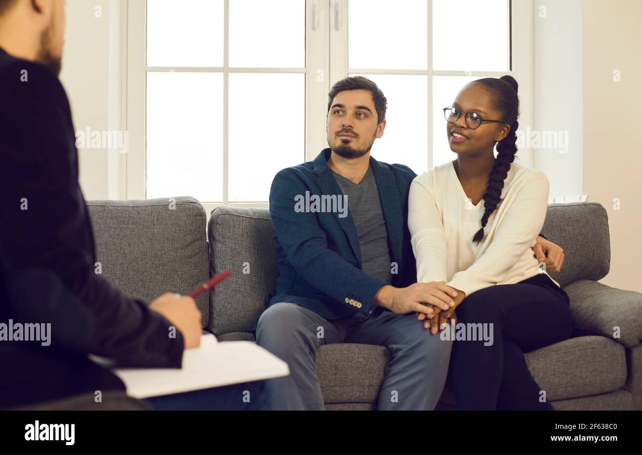 Couple résoudre le problème de relation avec l'aide d'un thérapeute ou de conseil psychologue Banque D'Images