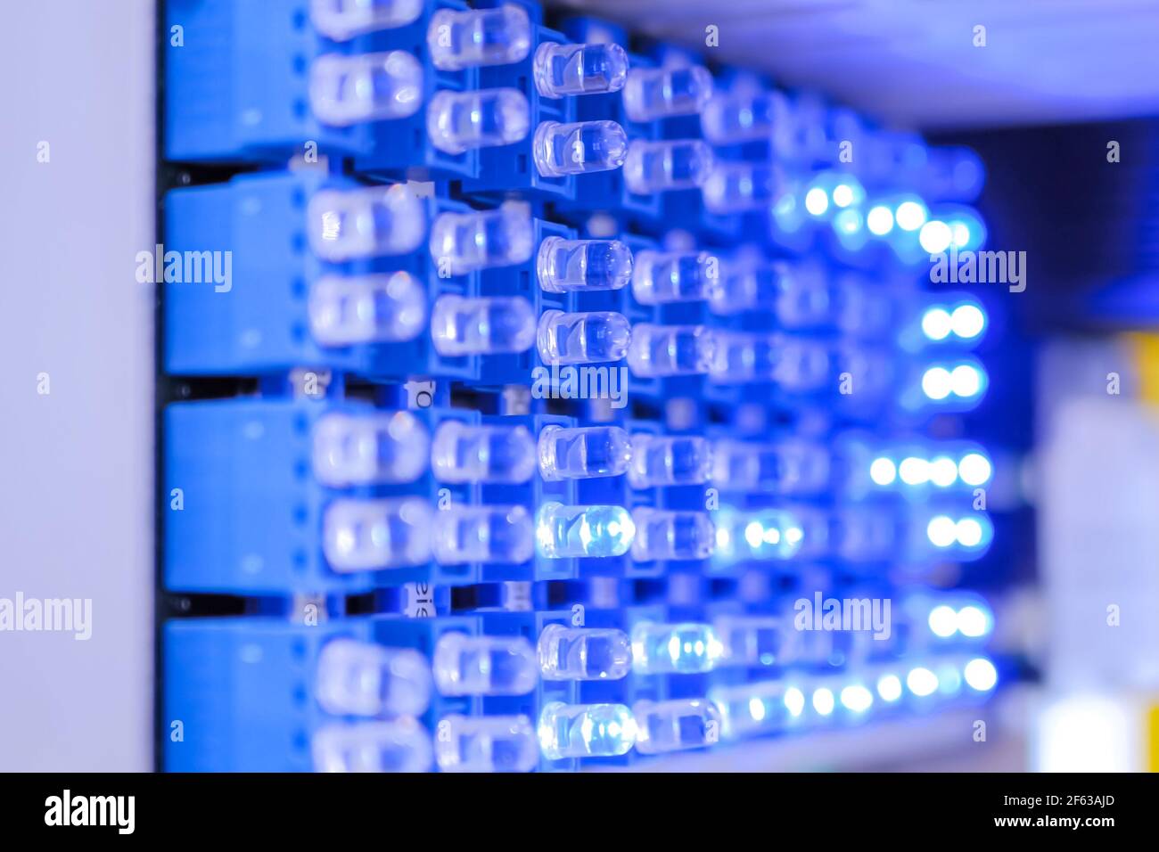 Signaux d'indicateur d'état d'éclairage bleu sur le tableau de commande  électrique - gros plan Photo Stock - Alamy
