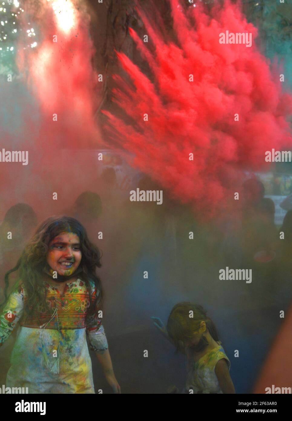 Lahore, Pakistan. 28 mars 2021. La communauté hindoue et les différentes couches de vie se salent les uns les autres avec 'Gulal' une poudre colorée utilisée dans les célébrations du festival Holi au temple d'Agarwal Asharam à Lahore. Holi marque le début du printemps et le triomphe du bien sur le mal. Les festivités incluent le jet de peinture colorée, de poudre et d'eau sur les gens. Holi a observé au Pakistan à la fin de la saison d'hiver sur la dernière pleine lune du mois lunaire. (Photo de Rana Sajid Hussain/Pacific Press/Sipa USA) crédit: SIPA USA/Alay Live News Banque D'Images