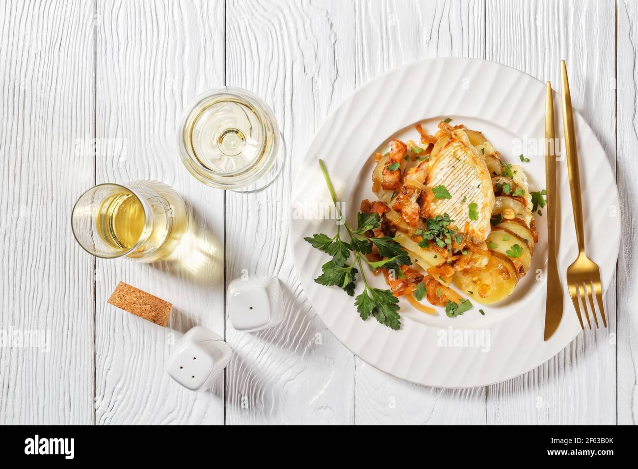 Tartiflette, pommes de terre françaises, bacon et cocotte de fromage sur une assiette blanche, plat, cuisine française Banque D'Images