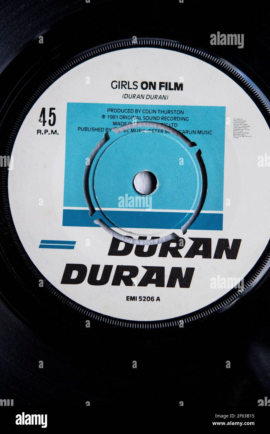 Gros plan de l'étiquette de la version vinyle de sept pouces de Girls on film, le troisième single à succès par Duran Duran, qui a été publié en 1981 Banque D'Images