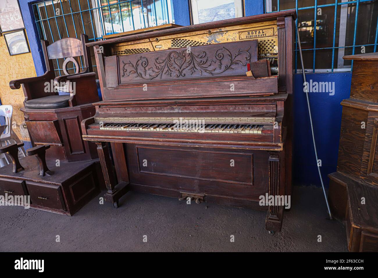 Le piano a été abandonné dans le patio du Bar la Bohemia avant d'être  abandonné dans le Bar la Botana à Hermosillo, Sonora, Mexique. Piano Royal  Cincinnati. Royal Piano Company. Support musical