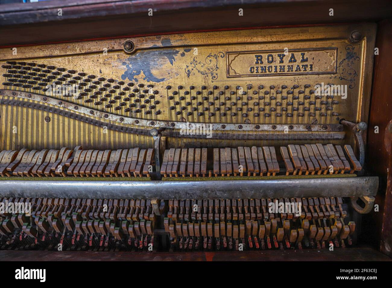 Le piano a été abandonné dans le patio du Bar la Bohemia avant d'être