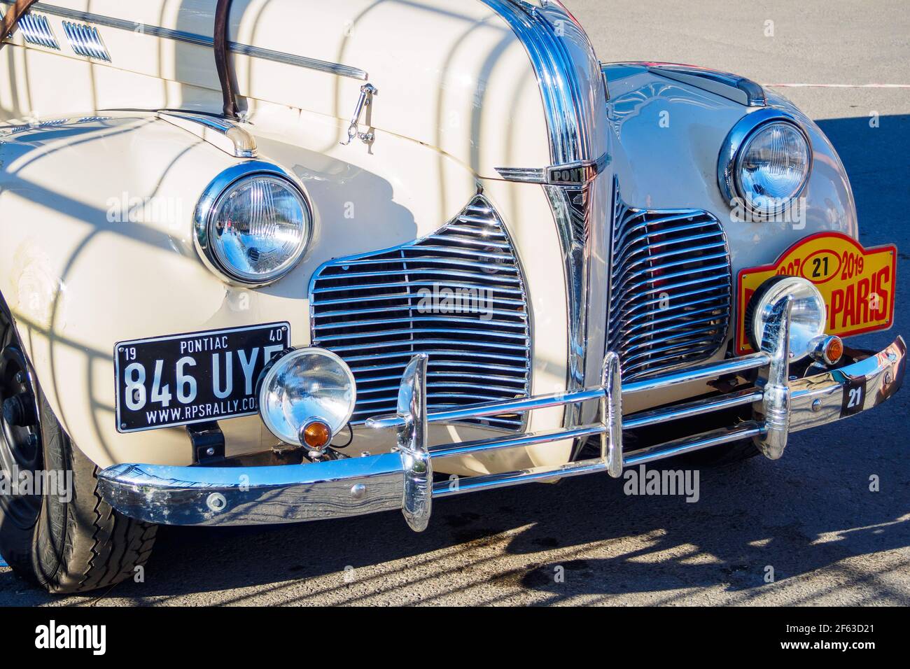 Le 7e Pékin au Paris Motor Challenge. Vue avant du coupé Pontiac blanc, voiture américaine 1940 en été. UFA, Russie - 22 juin 2019 Banque D'Images