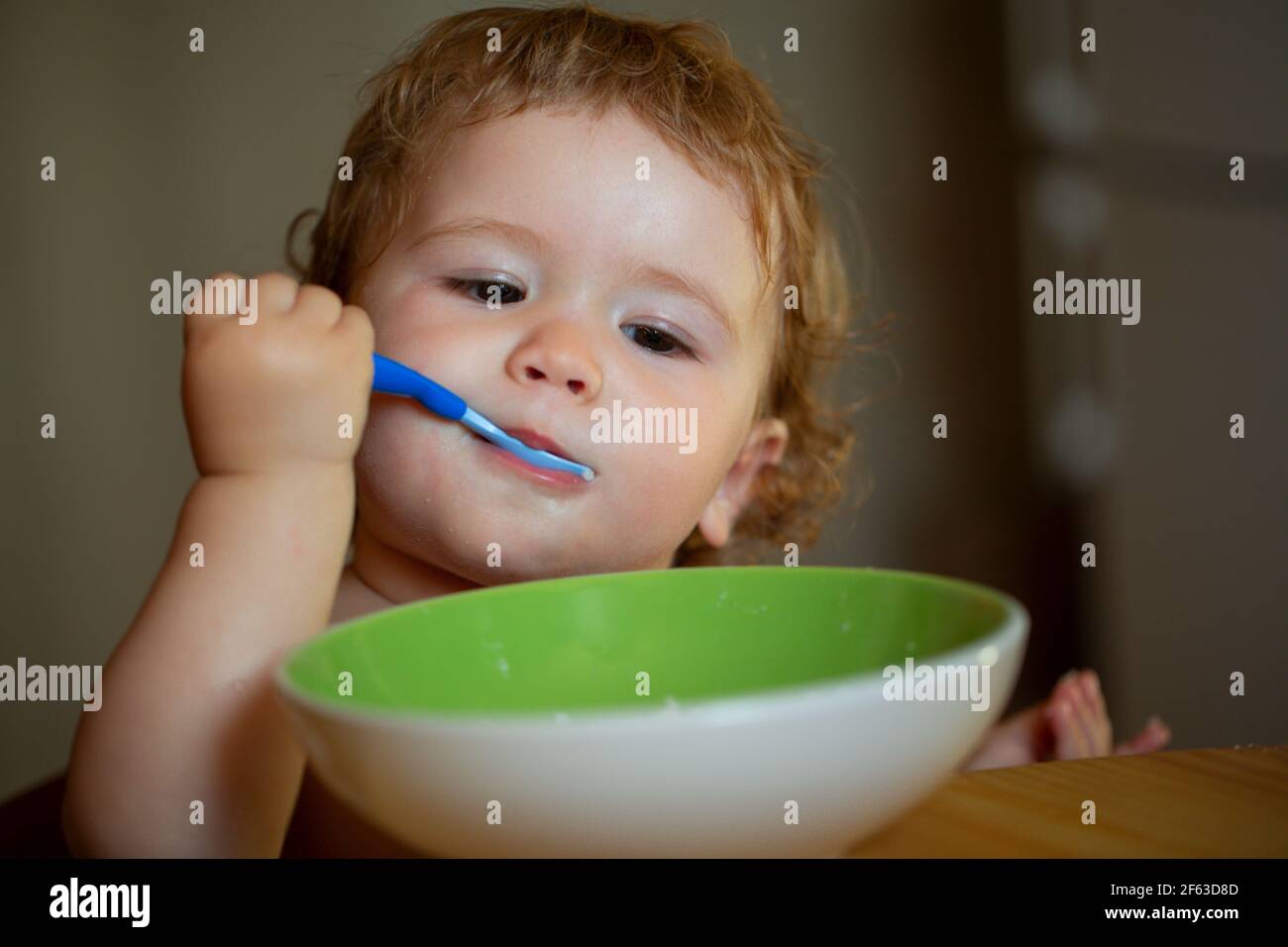 Portrait De Bebe Drole Petit Garcon Mangeant A Partir De L Assiette Tenant Cuillere Fermer Bebe Tenant Une Cuillere Tout En Mettant Manger Dans Sa Bouche Photo Stock Alamy Portrait De Bebe Drole Petit Garcon Mangeant A Partir De L Assiette Tenant Cuillere Fermer Bebe Tenant Une Cuillere Tout En Mettant Manger Dans Sa Bouche Photo Stock Alamy