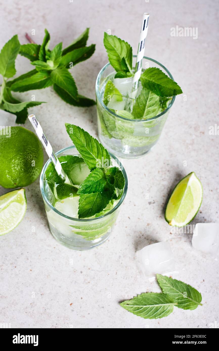 Verre rafraîchissant avec citron vert, menthe et glace, cocktail mojito. Banque D'Images