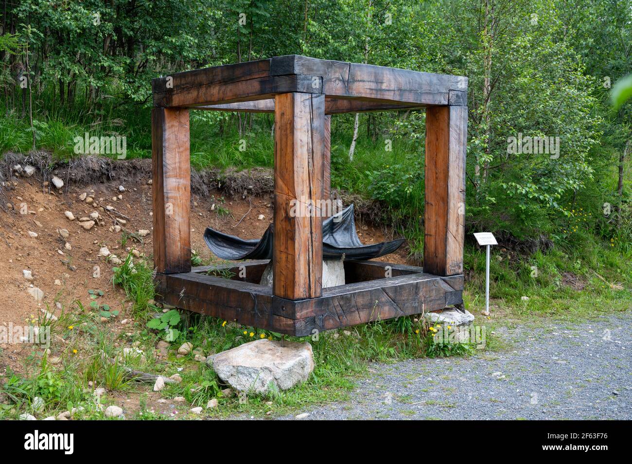 Station XIV du chemin de la Croix: Jésus est posé dans le tombeau. Kalvária na Peknú vyhliadku. Starý Smokovec, Slovaquie. 2020-07-27. Banque D'Images