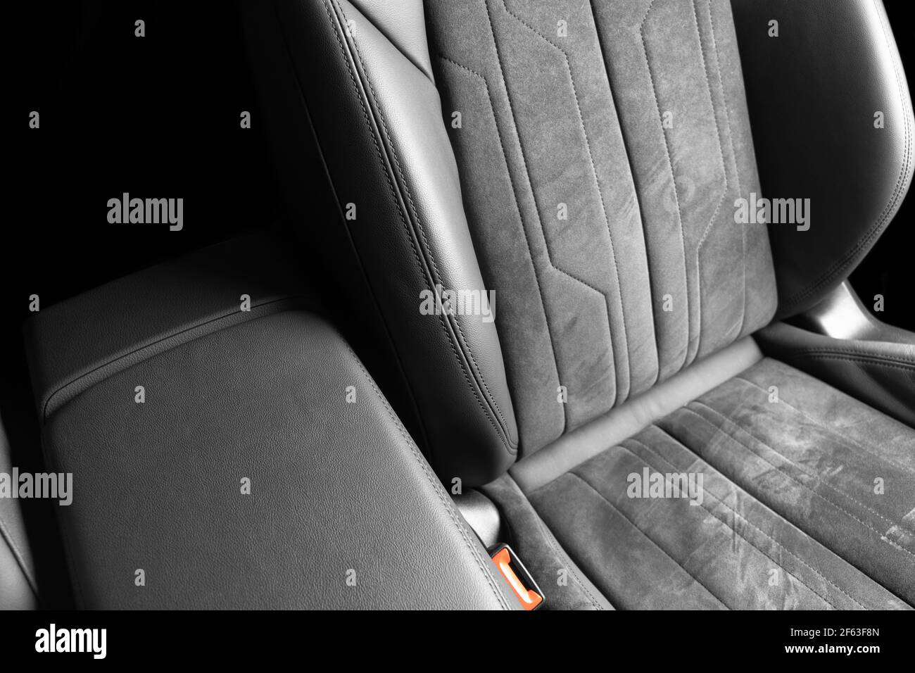 Cuir noir voiture de luxe moderne avec intérieur alcantara. Partie en cuir noir avec coutures blanches. Intérieur de la voiture prestige. Perfor Banque D'Images