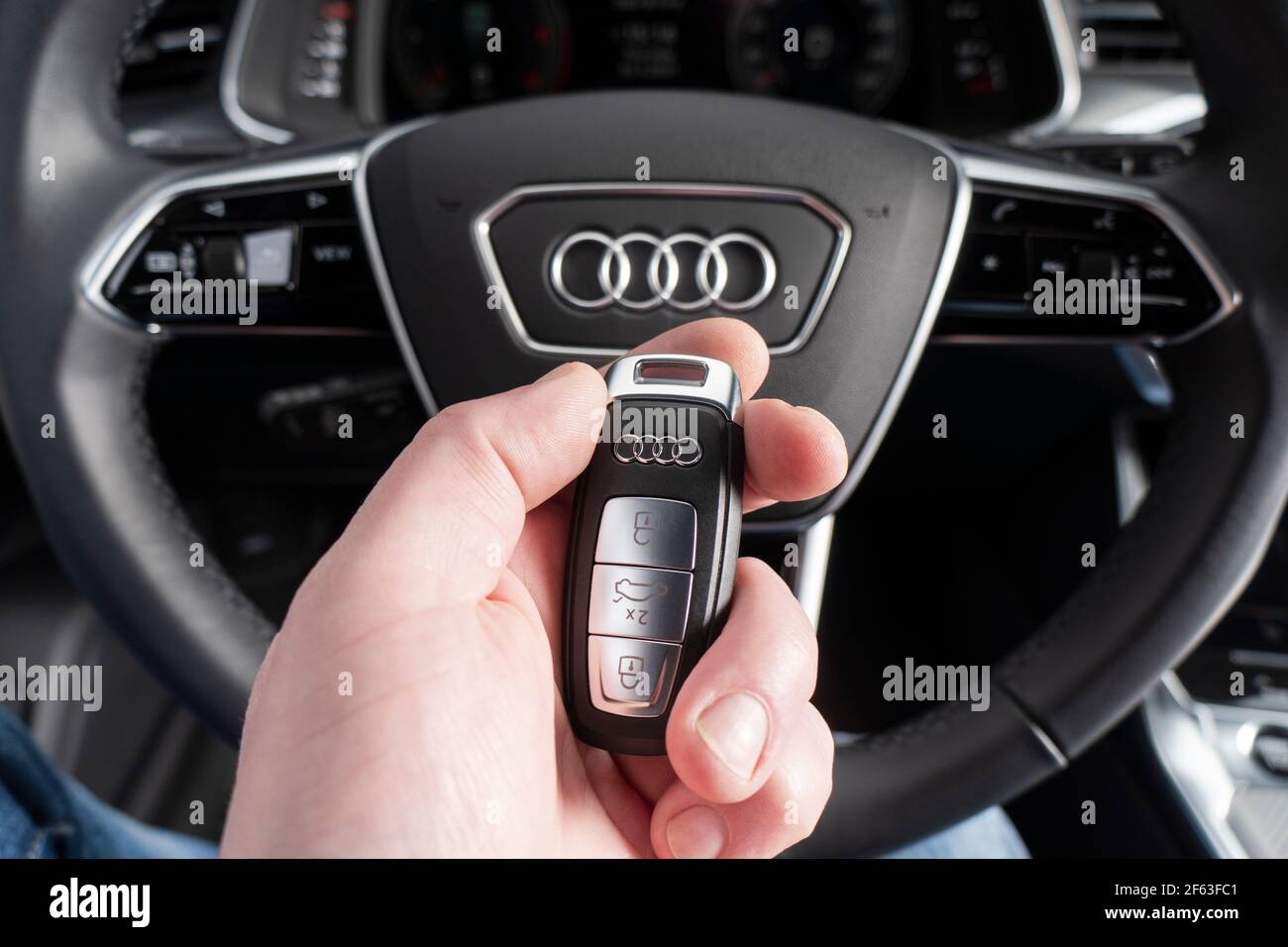 Sankt-Petersburg, Russie, 25 mars 2021 : gros plan des clés de voiture Audi A6 dans la main du conducteur. Intérieur en cuir noir d'une voiture moderne. Intérieur de l'Audi A6 S-Line Banque D'Images