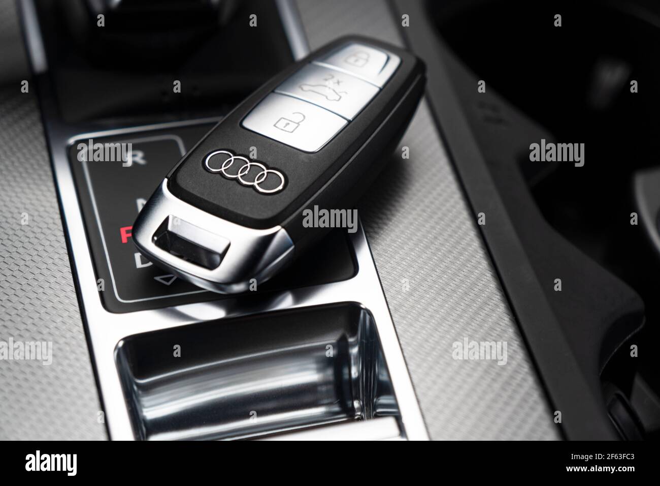 Sankt-Petersburg, Russie, 25 mars 2021: Gros plan des clés de voiture Audi A6 en cuir noir interio d'une voiture moderne. Détails de l'intérieur de l'Audi A6 S-Line. Banque D'Images