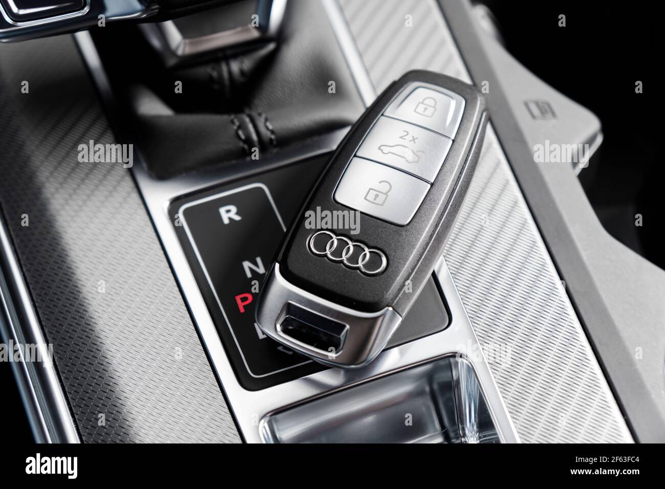 Sankt-Petersburg, Russie, 25 mars 2021 : gros plan des clés de voiture Audi A6 dans un intérieur en cuir noir d'une voiture moderne. Détails de l'intérieur de l'Audi A6 S-Line. Banque D'Images