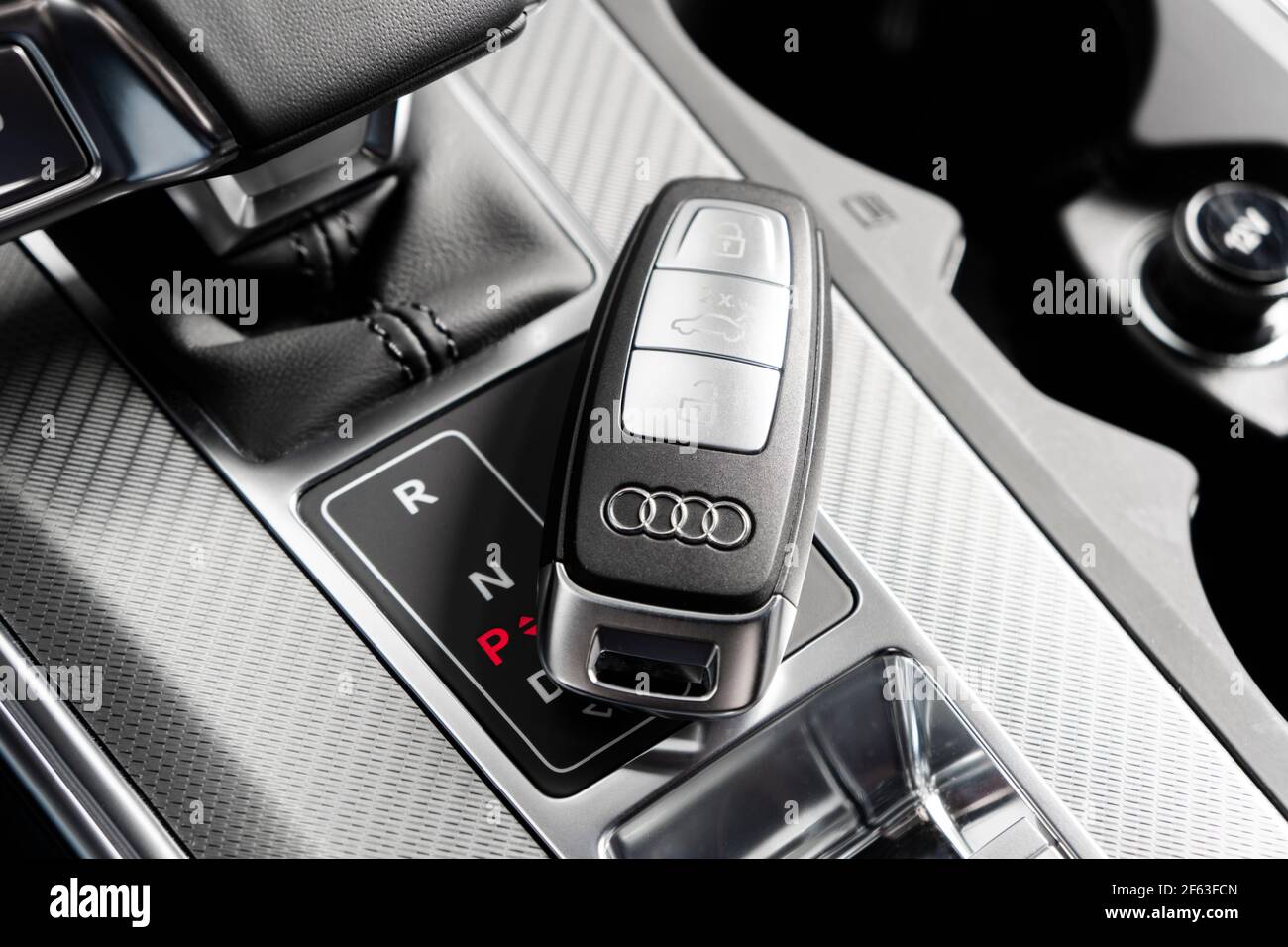 Sankt-Petersburg, Russie, 25 mars 2021 : gros plan des clés de voiture Audi A6 dans un intérieur en cuir noir d'une voiture moderne. Détails de l'intérieur de l'Audi A6 S-Line. Banque D'Images