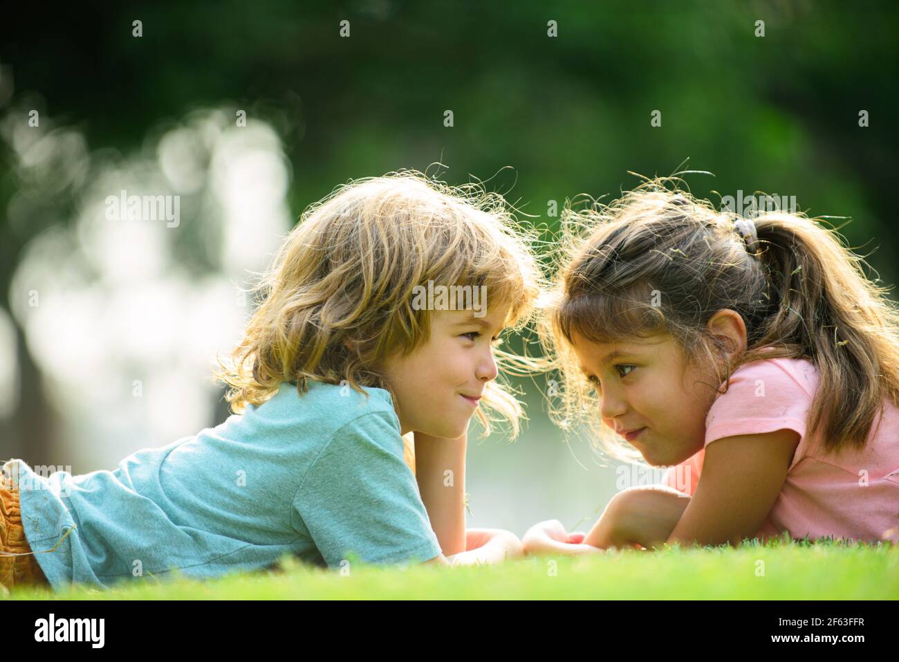 Enfants Couple Mignon Amoureux Relations Avec Les Enfants Petite Fille De Garcon A L Exterieur Dans Le Parc Photo Stock Alamy