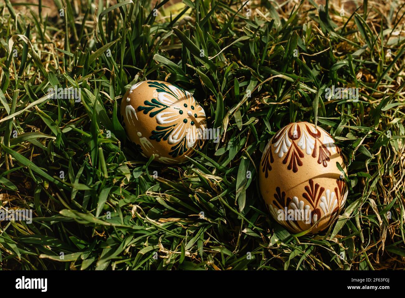 Œufs de Pâques colorés peints à la main. Oeufs de Pâques dans l'herbe verte de printemps.joyeuses Pâques.symboles de fête de printemps.photo de vie de vacances.bricolage.oeuf de Pâques Banque D'Images