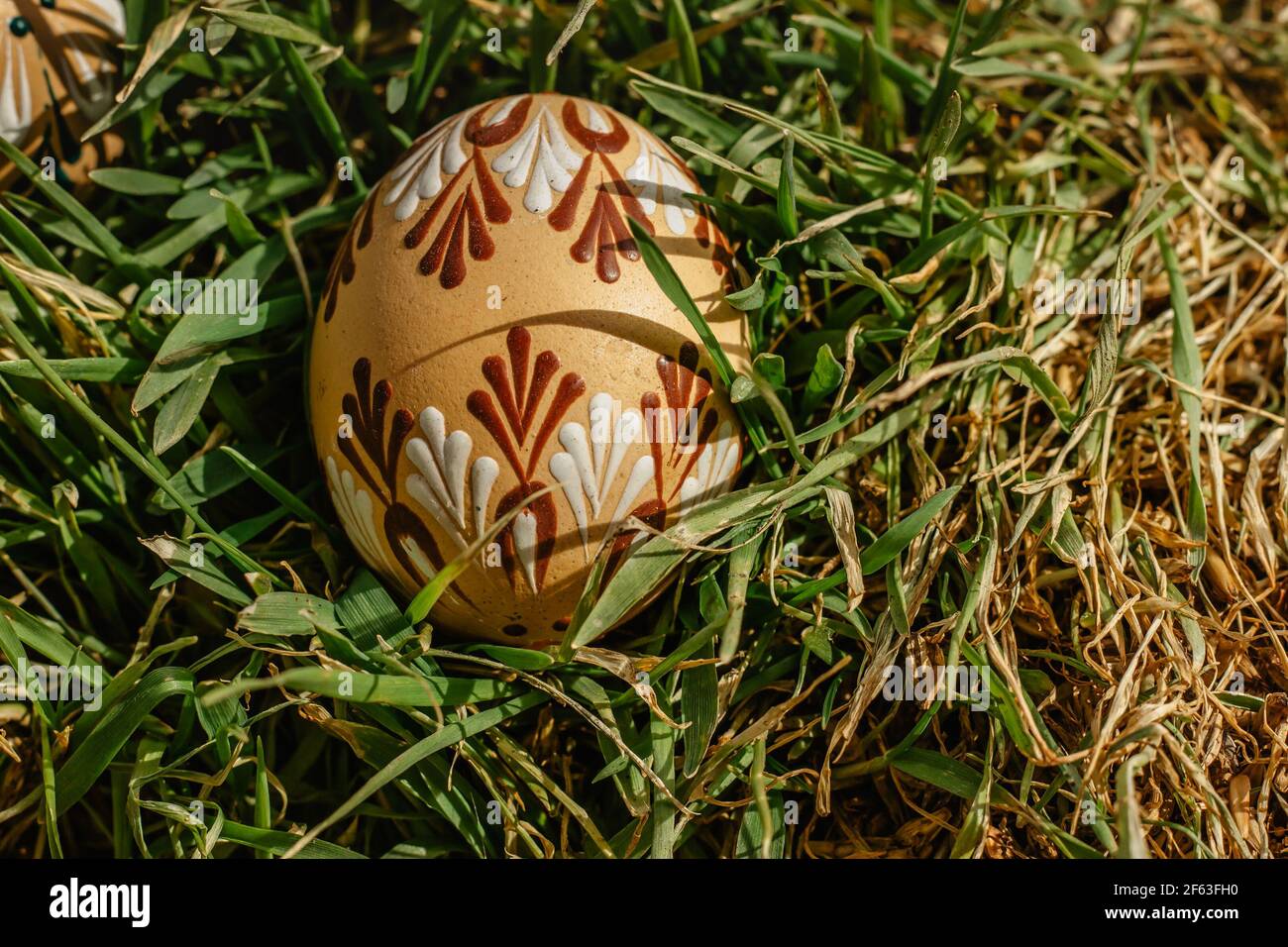 Œufs de Pâques colorés peints à la main. Oeufs de Pâques dans l'herbe verte de printemps.joyeuses Pâques.symboles de fête de printemps.photo de vie de vacances.bricolage.oeuf de Pâques Banque D'Images