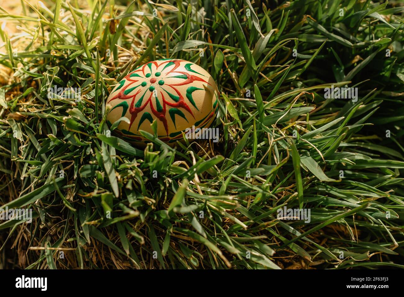 Œufs de Pâques colorés peints à la main. Oeufs de Pâques dans l'herbe verte de printemps.joyeuses Pâques.symboles de fête de printemps.photo de vie de vacances.bricolage.oeuf de Pâques Banque D'Images