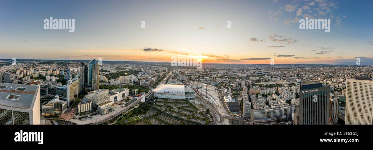 Paris, France - 20 juin 2020 : prise de vue aérienne panoramique des gratte-ciels de la Défense au coucher du soleil Banque D'Images