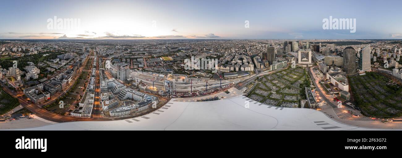 Paris, France - 18 juin 2020 : prise de vue panoramique 360 de gratte-ciels dans le confinement post-pandémique de la Défense au crépuscule Banque D'Images