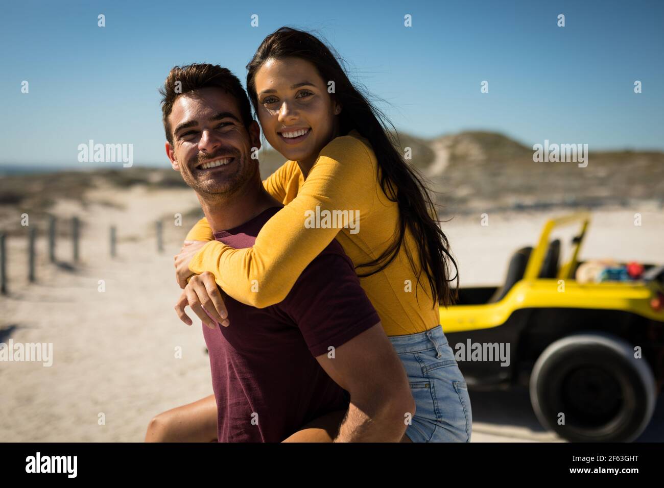 Couple de caucasiens heureux à côté de la plage buggy au bord de la mer support de porc Banque D'Images